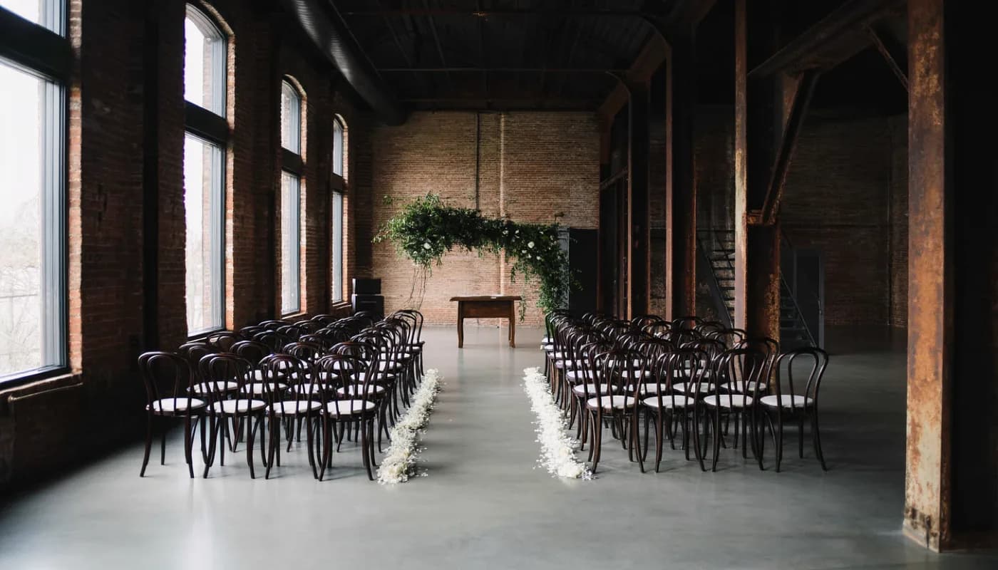 Guest chairs and an aisle in the mill hall at Haus Plagwitz before the ceremony